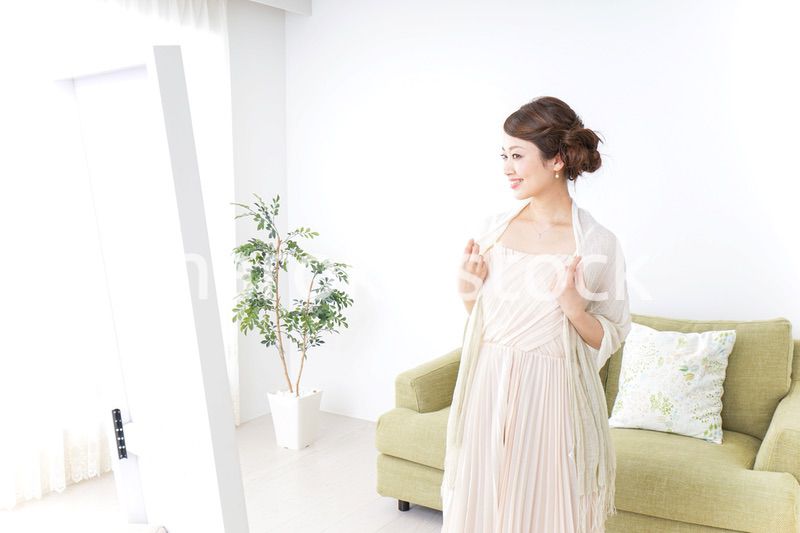 おでかけ準備をする女性