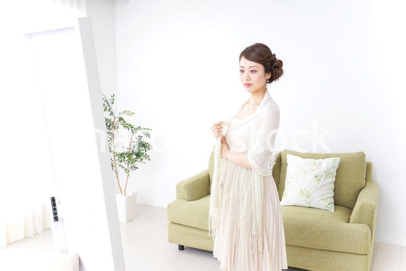 おでかけ準備をする女性