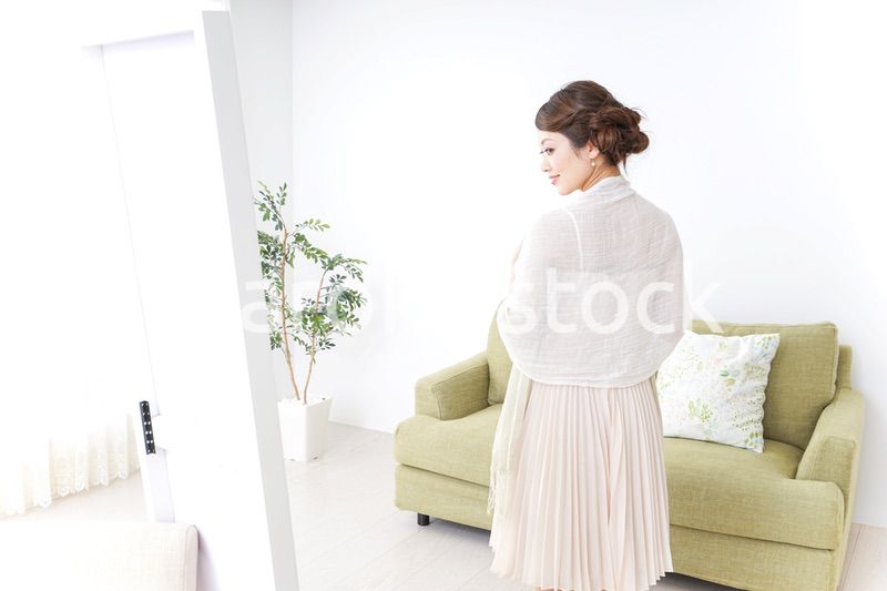 おでかけ準備をする女性