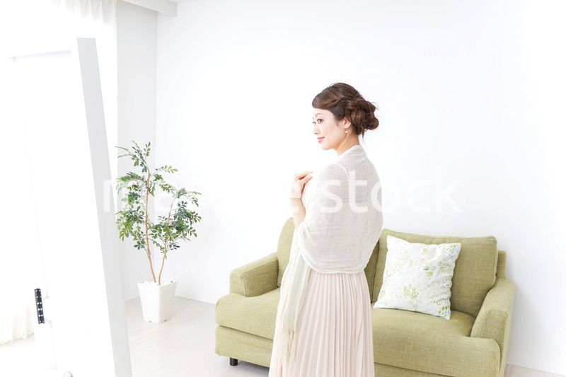 おでかけ準備をする女性