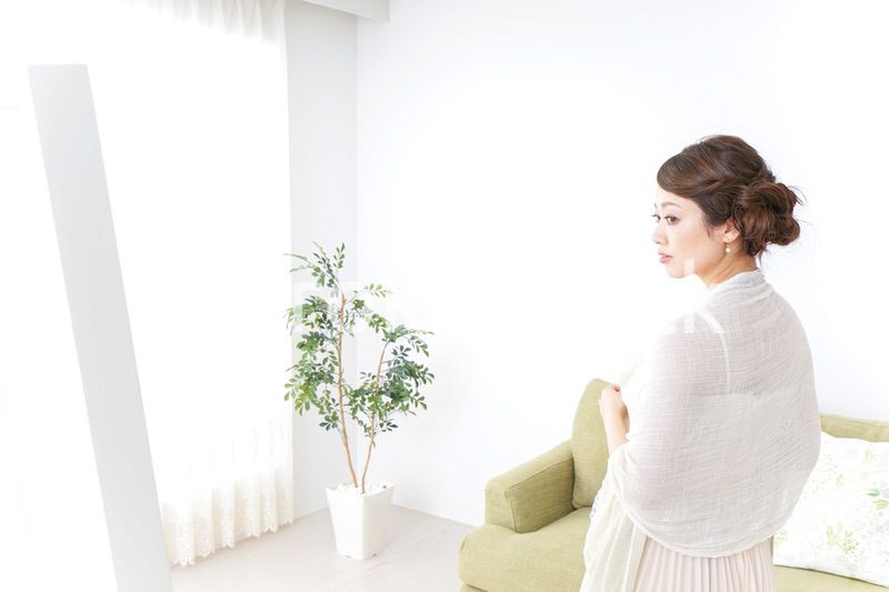 おでかけ準備をする女性