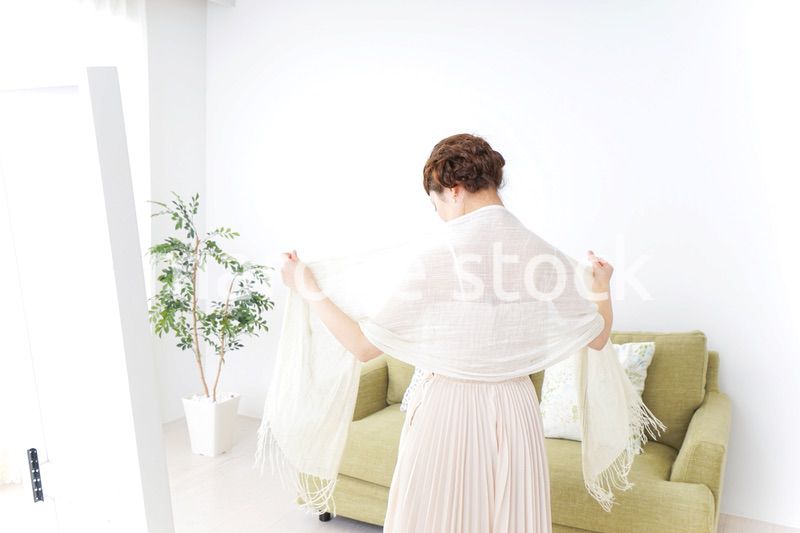 おでかけ準備をする女性