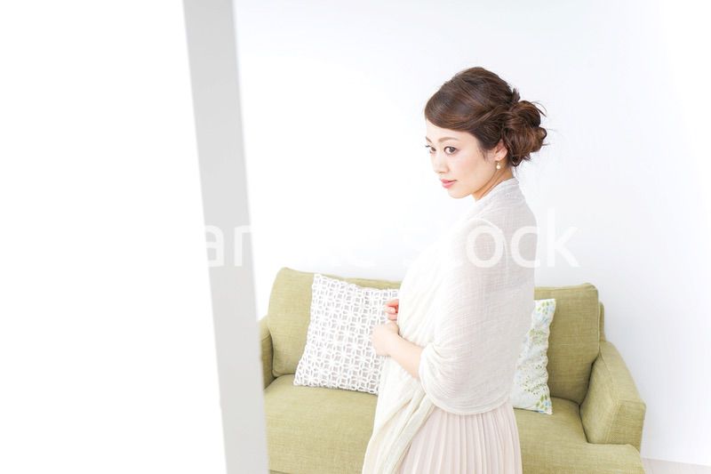 おでかけ準備をする女性