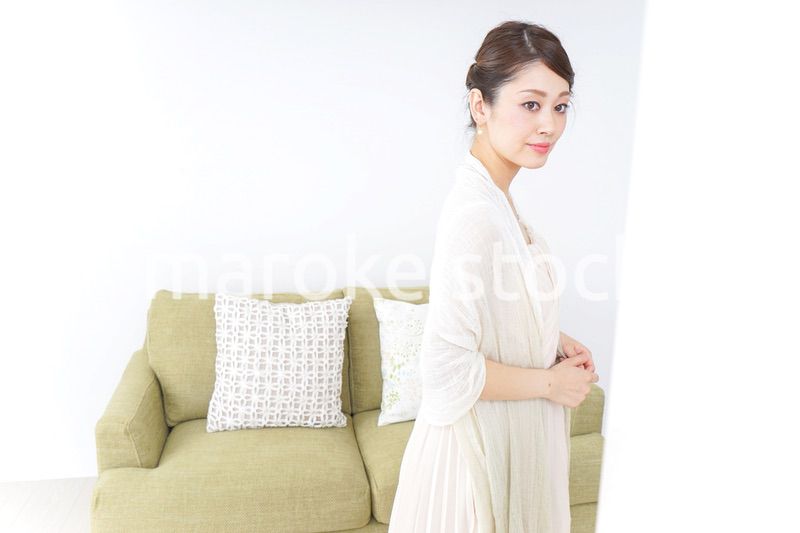 おでかけ準備をする女性