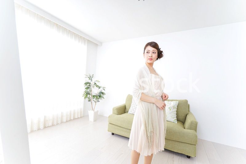 おでかけ準備をする女性