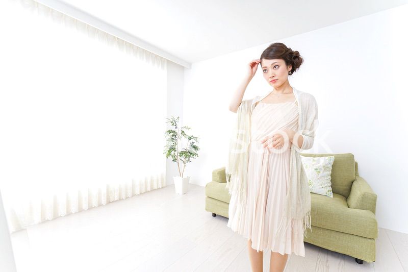 おでかけ準備をする女性