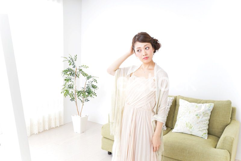 おでかけ準備をする女性