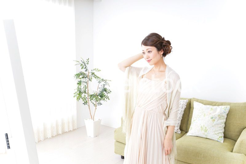 おでかけ準備をする女性