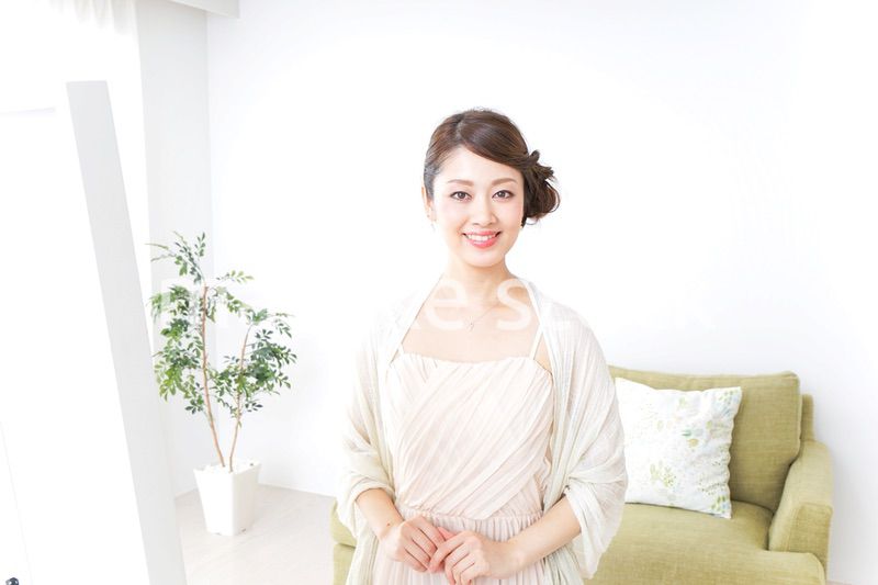 おでかけ準備をする女性