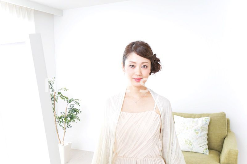 おでかけ準備をする女性