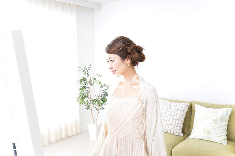 おでかけ準備をする女性