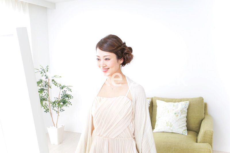 おでかけ準備をする女性