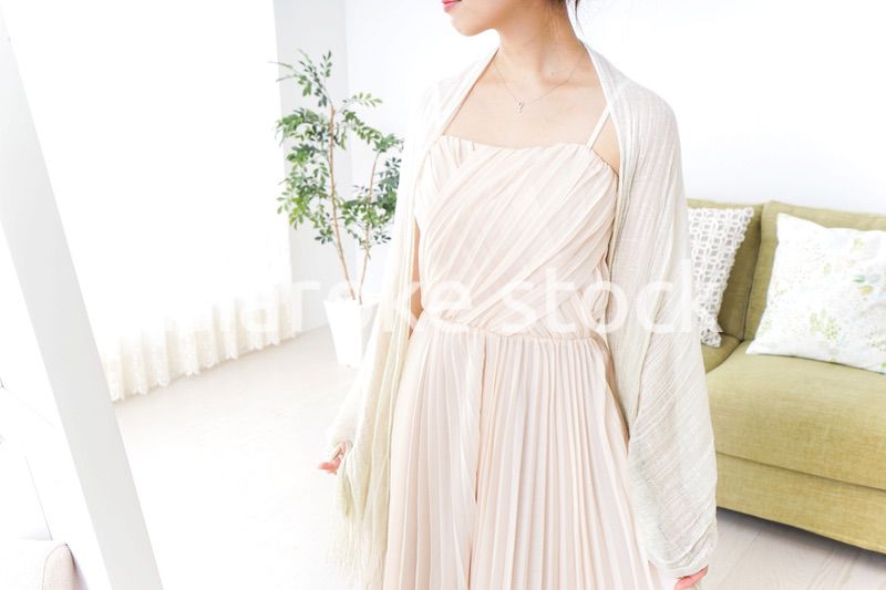 おでかけ準備をする女性