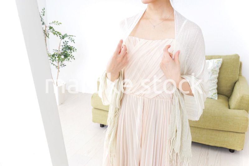 おでかけ準備をする女性