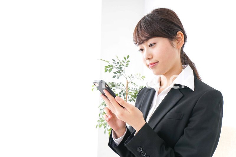 上司に報告をするビジネスウーマン