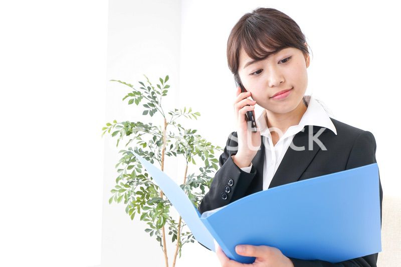 上司に報告をするビジネスウーマン