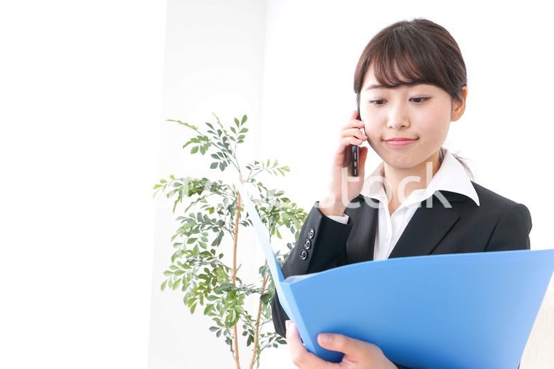 上司に報告をするビジネスウーマン