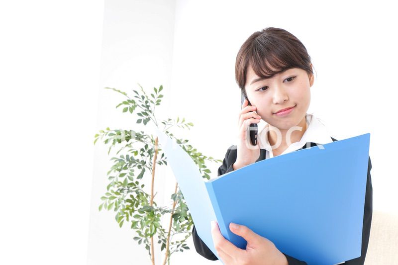 上司に報告をするビジネスウーマン