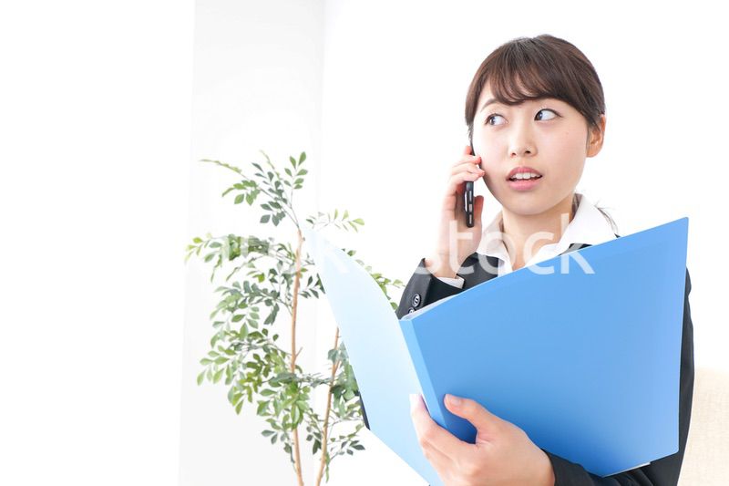 上司に報告をするビジネスウーマン