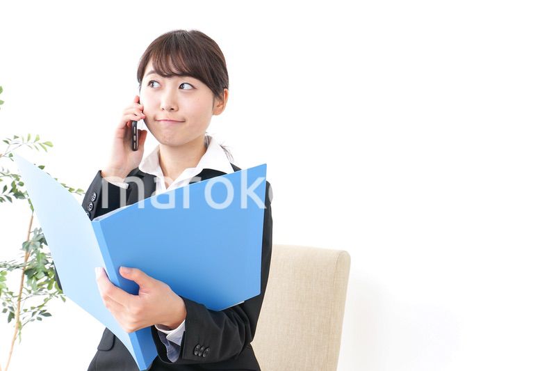 上司に報告をするビジネスウーマン