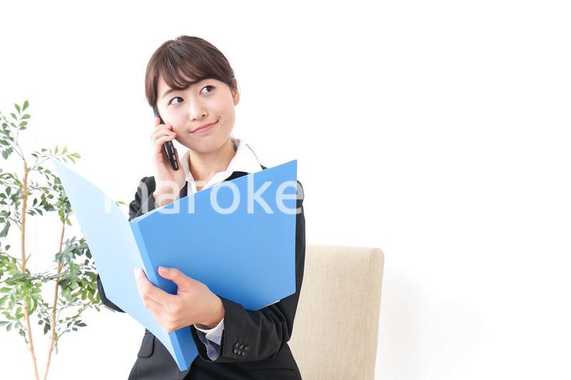 上司に報告をするビジネスウーマン