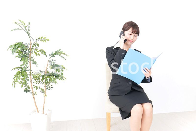 上司に報告をするビジネスウーマン