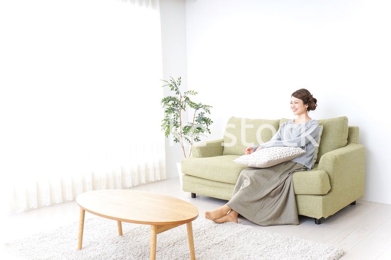 家でテレビを見る女性