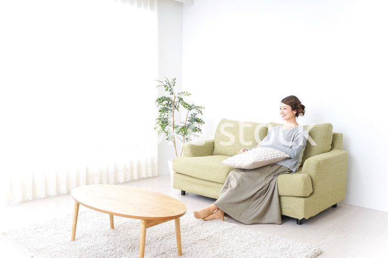 家でテレビを見る女性