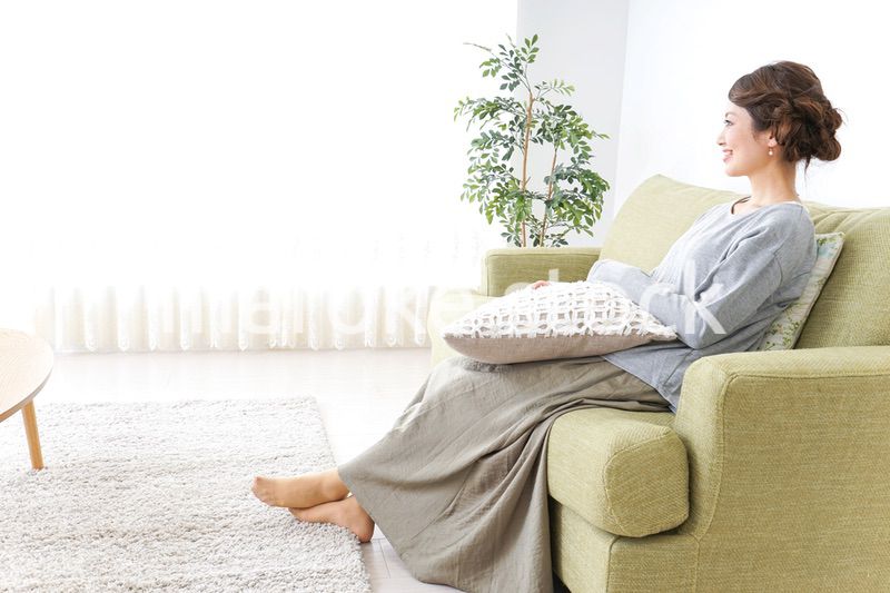 家でテレビを見る女性