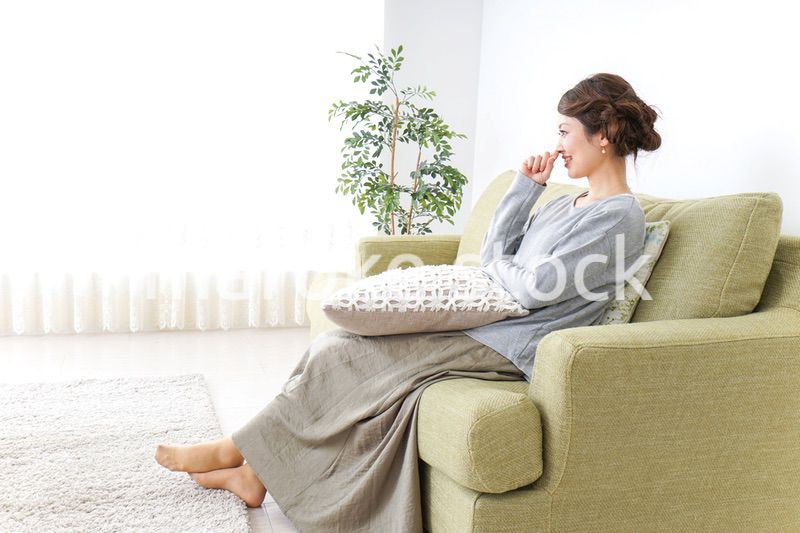 家でテレビを見る女性