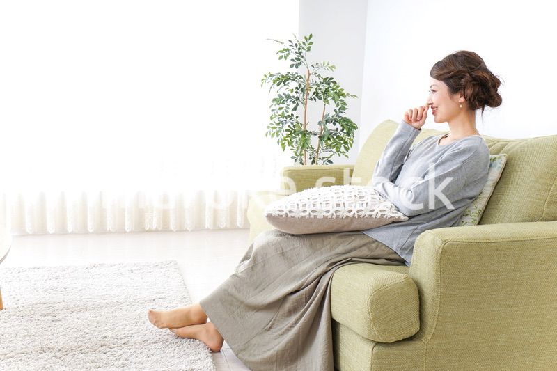 家でテレビを見る女性