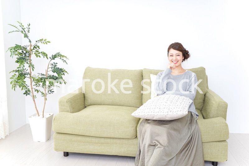 家でテレビを見る女性