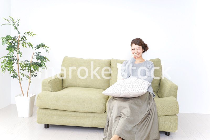 家でテレビを見る女性