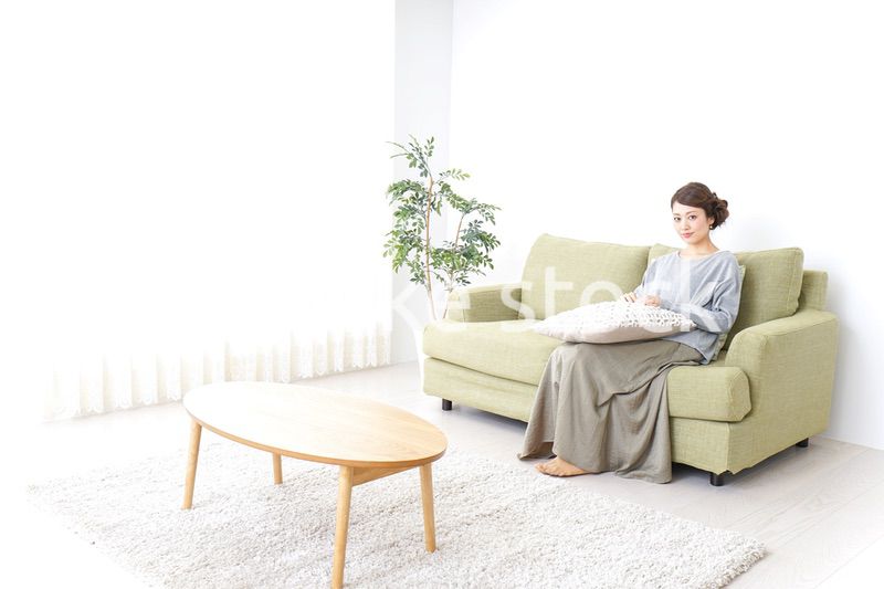 家でリラックスする一人暮らしの女性