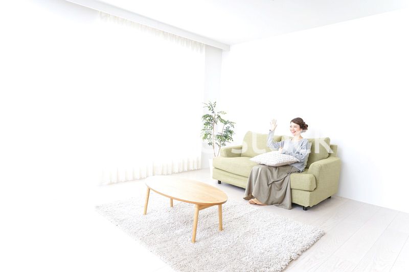 家でリラックスする一人暮らしの女性