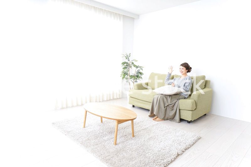 家でリラックスする一人暮らしの女性
