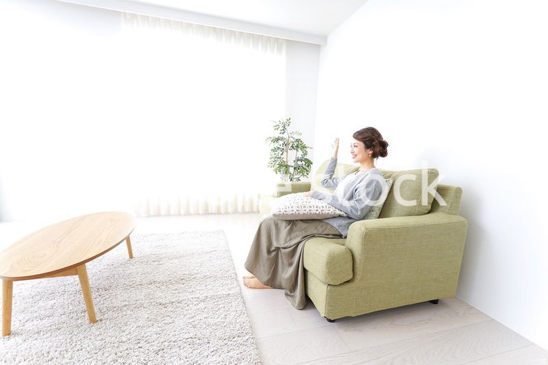 家でリラックスする一人暮らしの女性