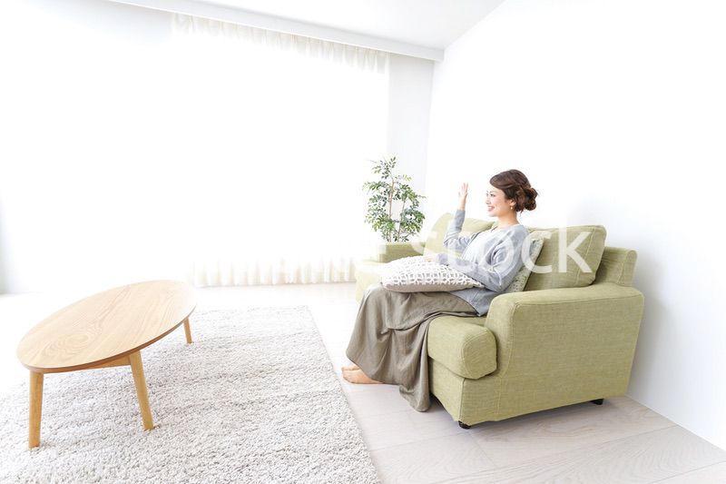 家でリラックスする一人暮らしの女性