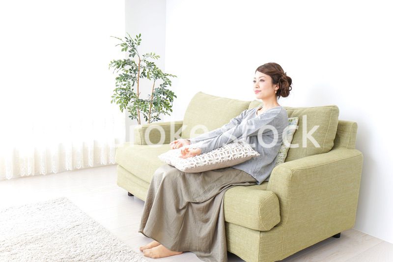 家でリラックスする一人暮らしの女性