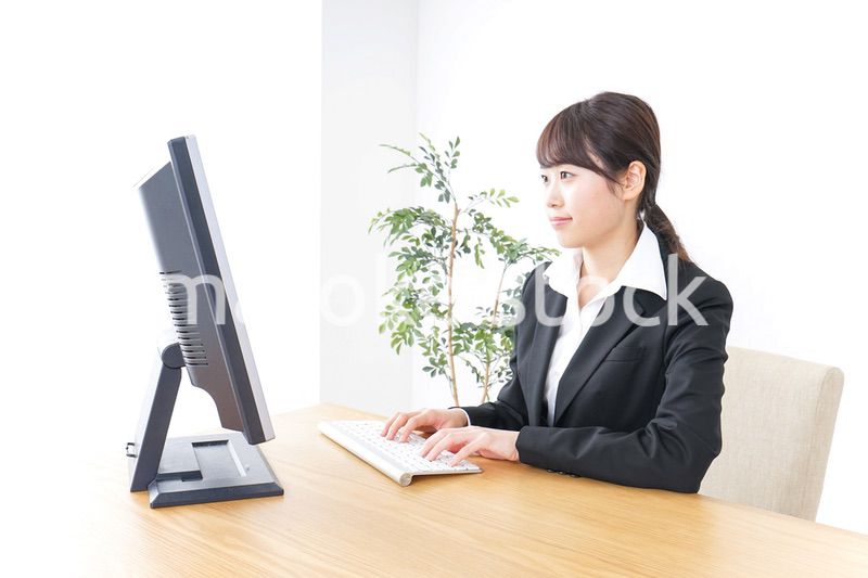 オフィスでデスクワークをする女性