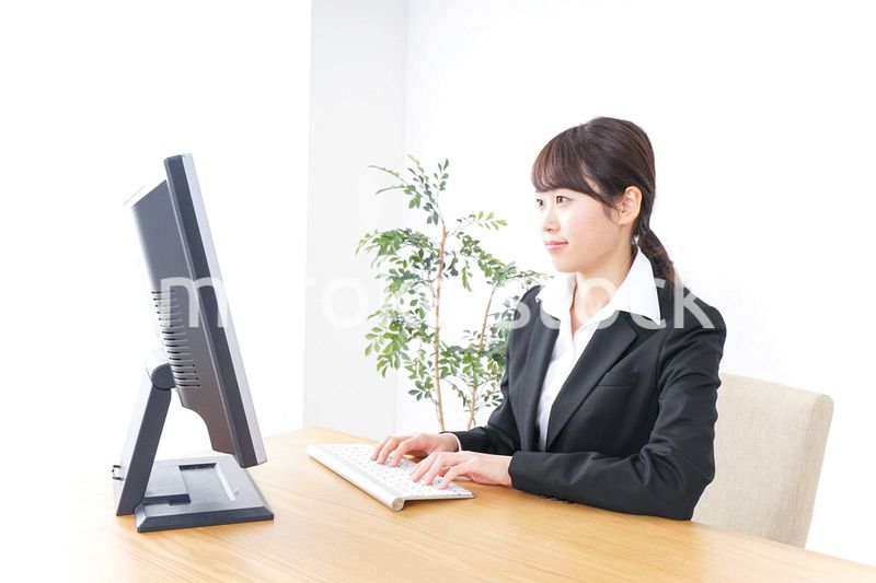 オフィスでデスクワークをする女性