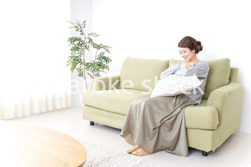 家でリラックスする一人暮らしの女性