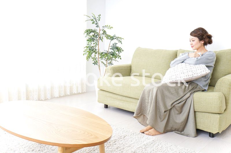 家でリラックスする一人暮らしの女性