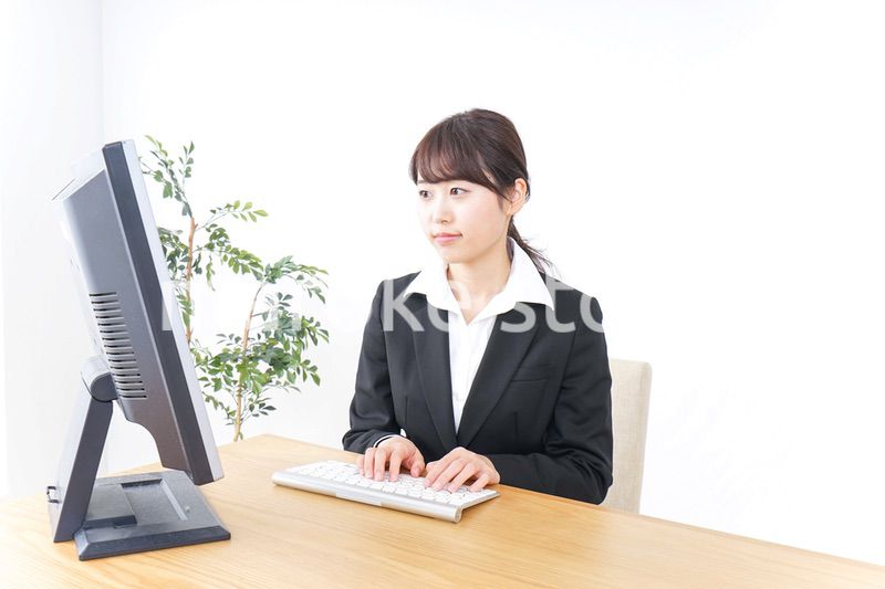 オフィスでデスクワークをする女性