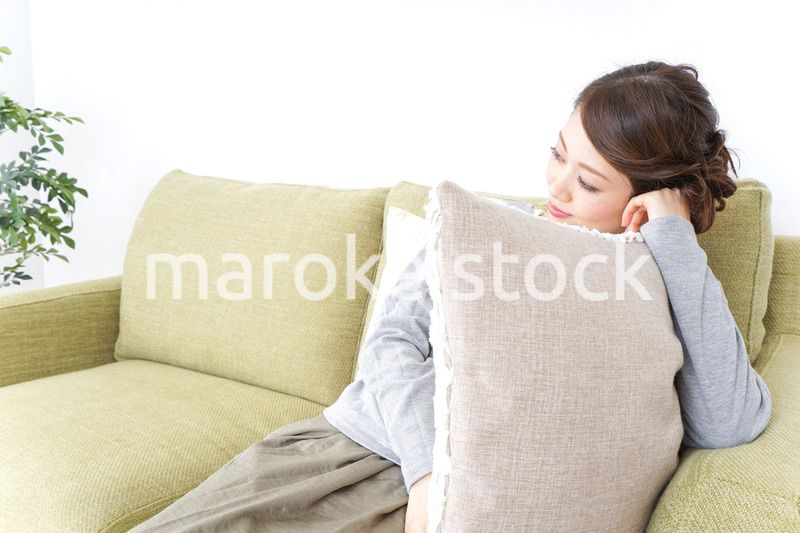 家でリラックスする一人暮らしの女性