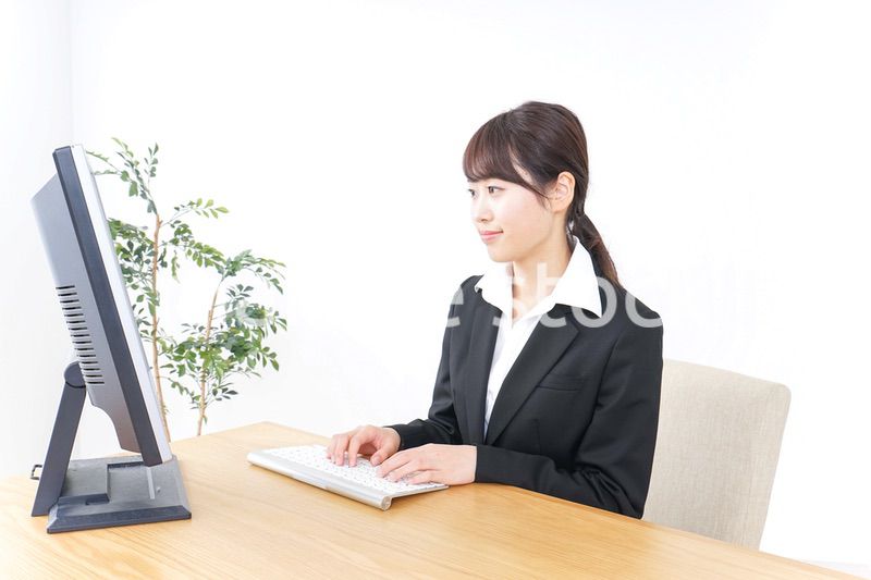 オフィスでデスクワークをする女性