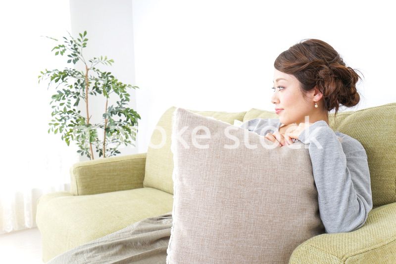 家でリラックスする一人暮らしの女性