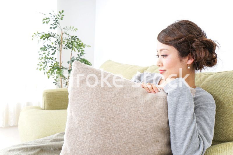 家でリラックスする一人暮らしの女性