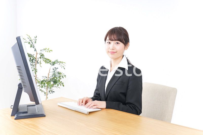 オフィスでデスクワークをする女性