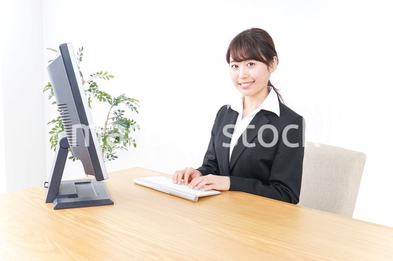 オフィスでデスクワークをする女性